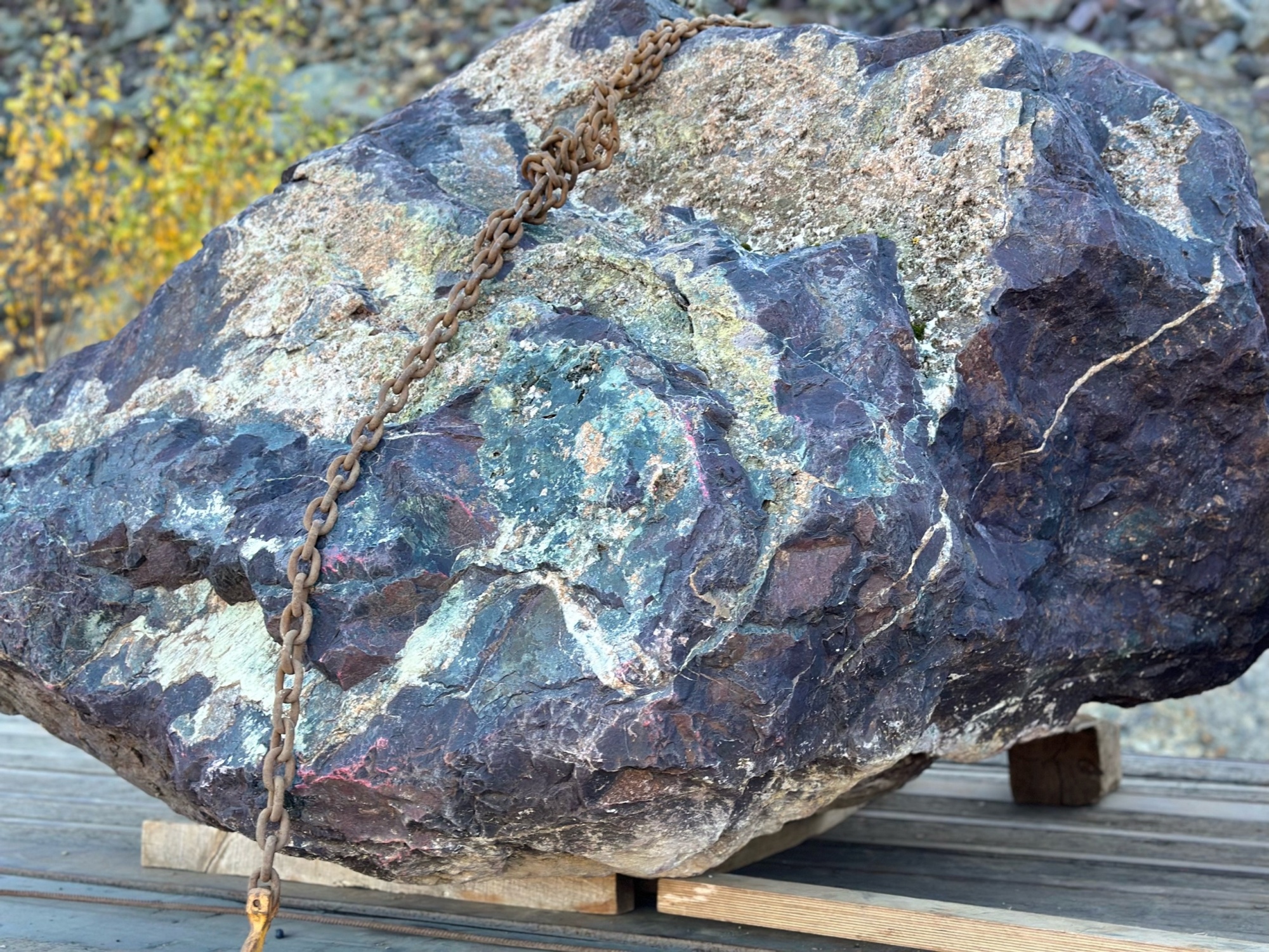 Огромные красно-фиолетовые валуны для ландшафтного дизайна весом более 5 тонн купить в Туймазах