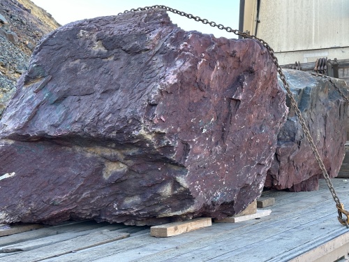 Огромные красно-фиолетовые валуны для ландшафтного дизайна весом более 5 тонн купить в Туймазах