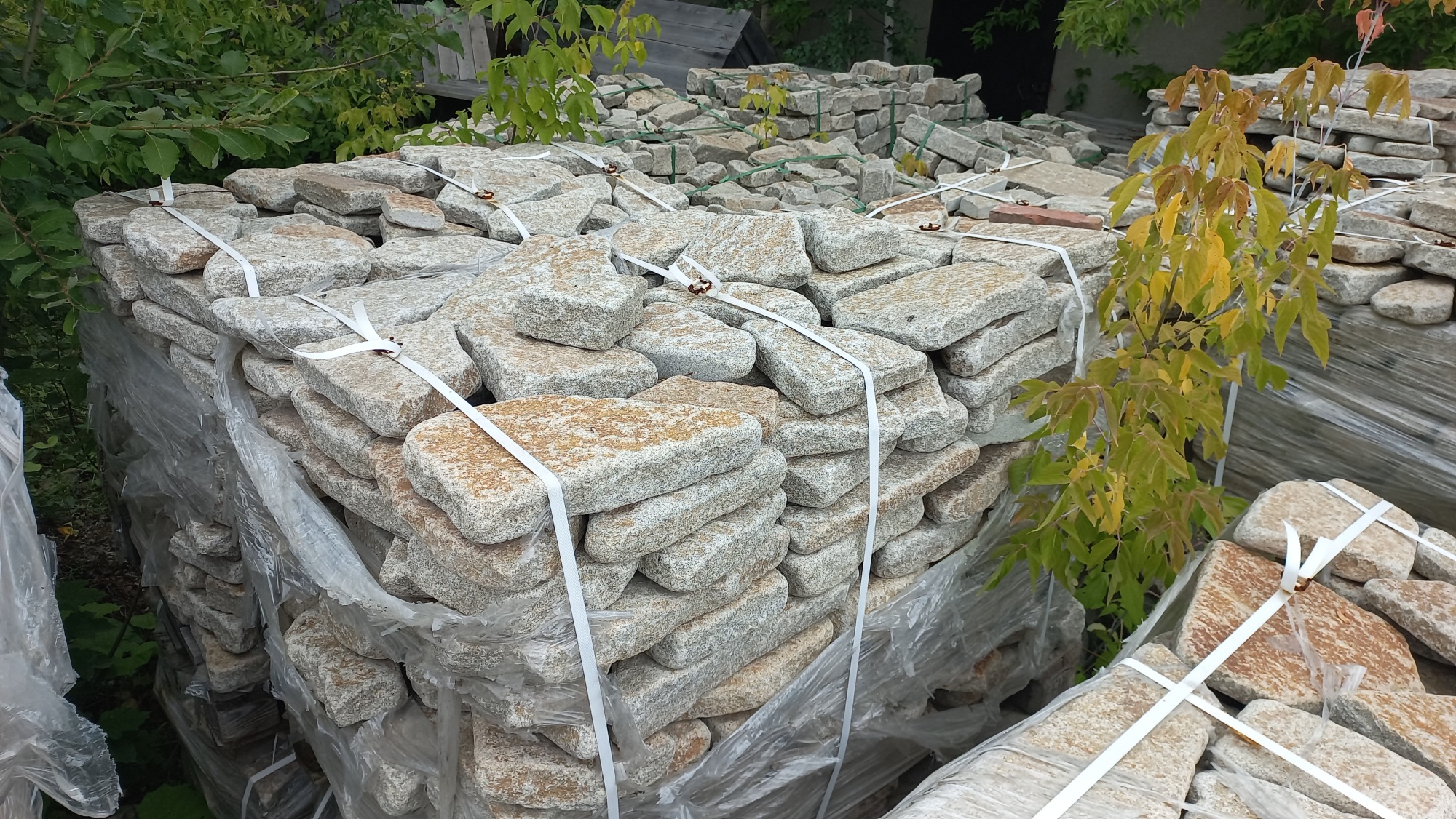 Плитняк галтованный гранитный для ландшафтного дизайна купить в Туймазах