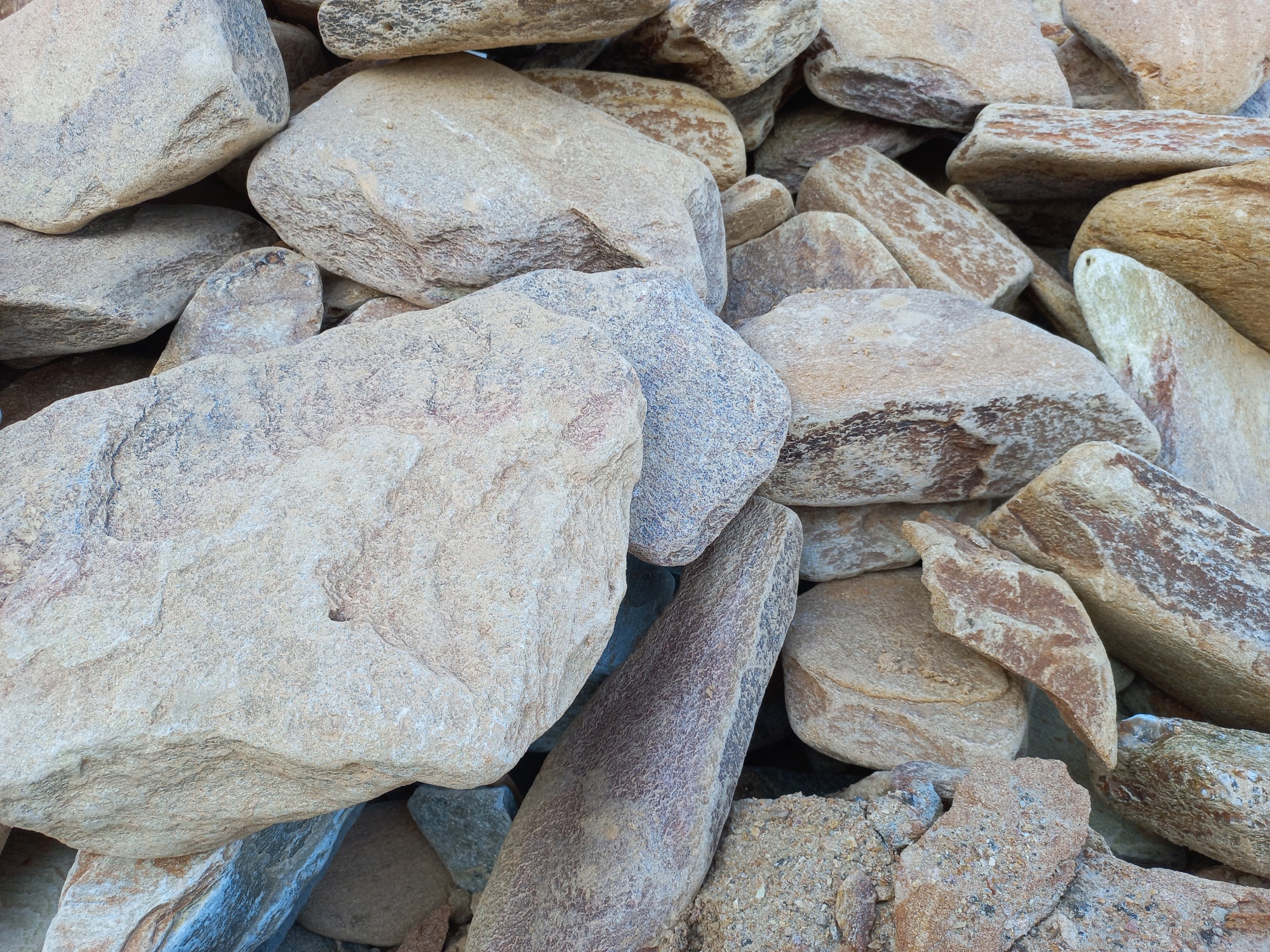 Златолит жёлтый, жёлто-зелёный глыбки и валуны для ланшафтного дизайна купить в Туймазах