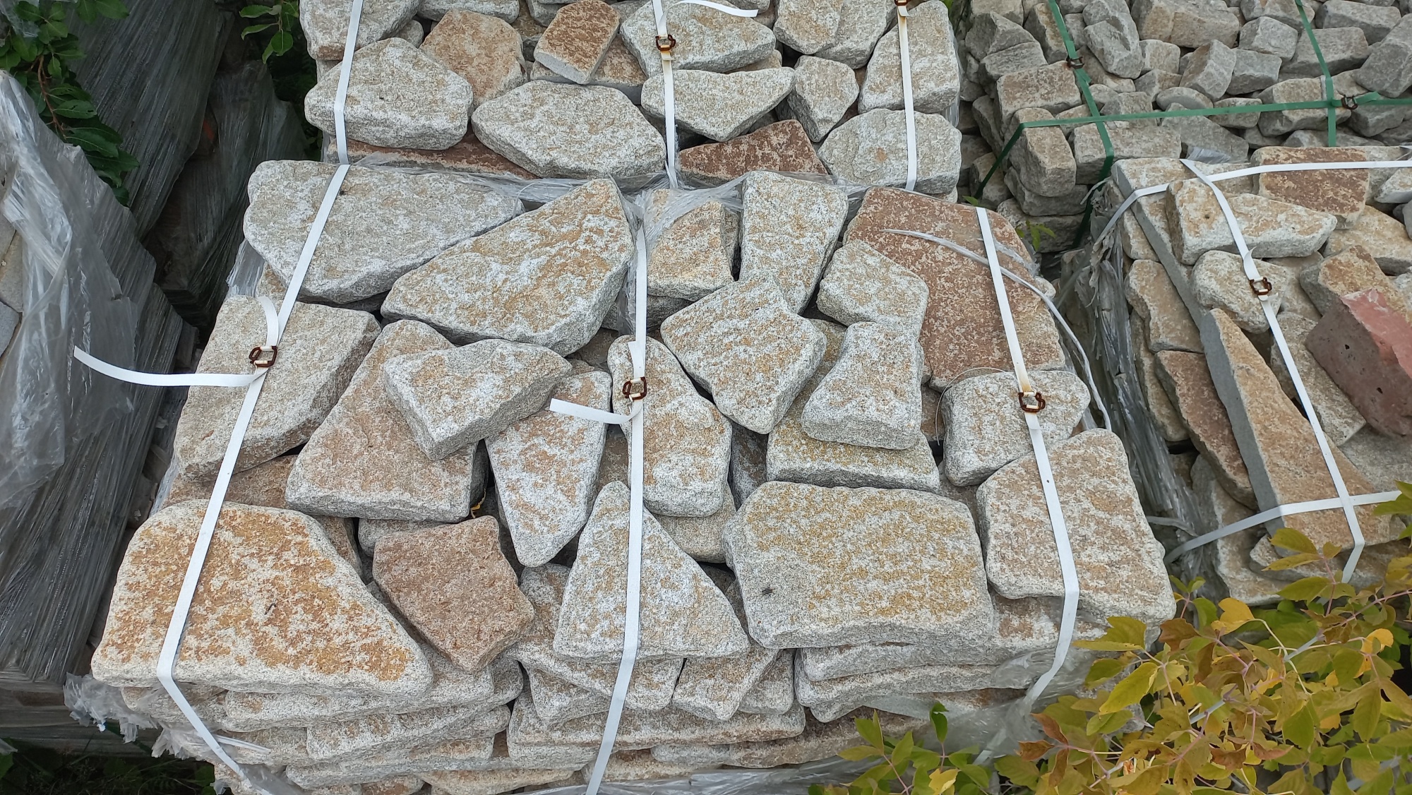 Плитняк галтованный гранитный для ландшафтного дизайна купить в Туймазах