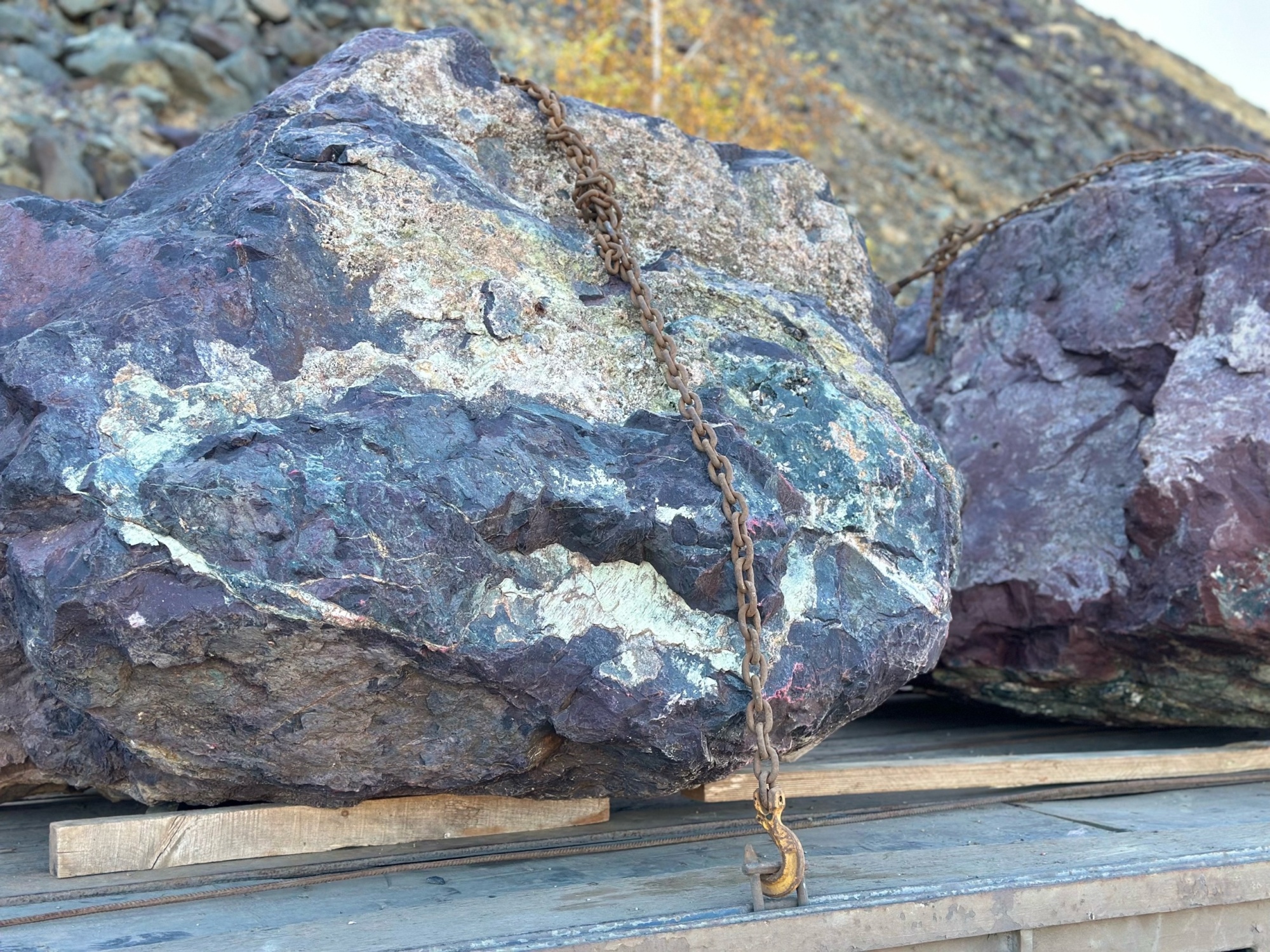 Огромные красно-фиолетовые валуны для ландшафтного дизайна весом более 5 тонн купить в Туймазах